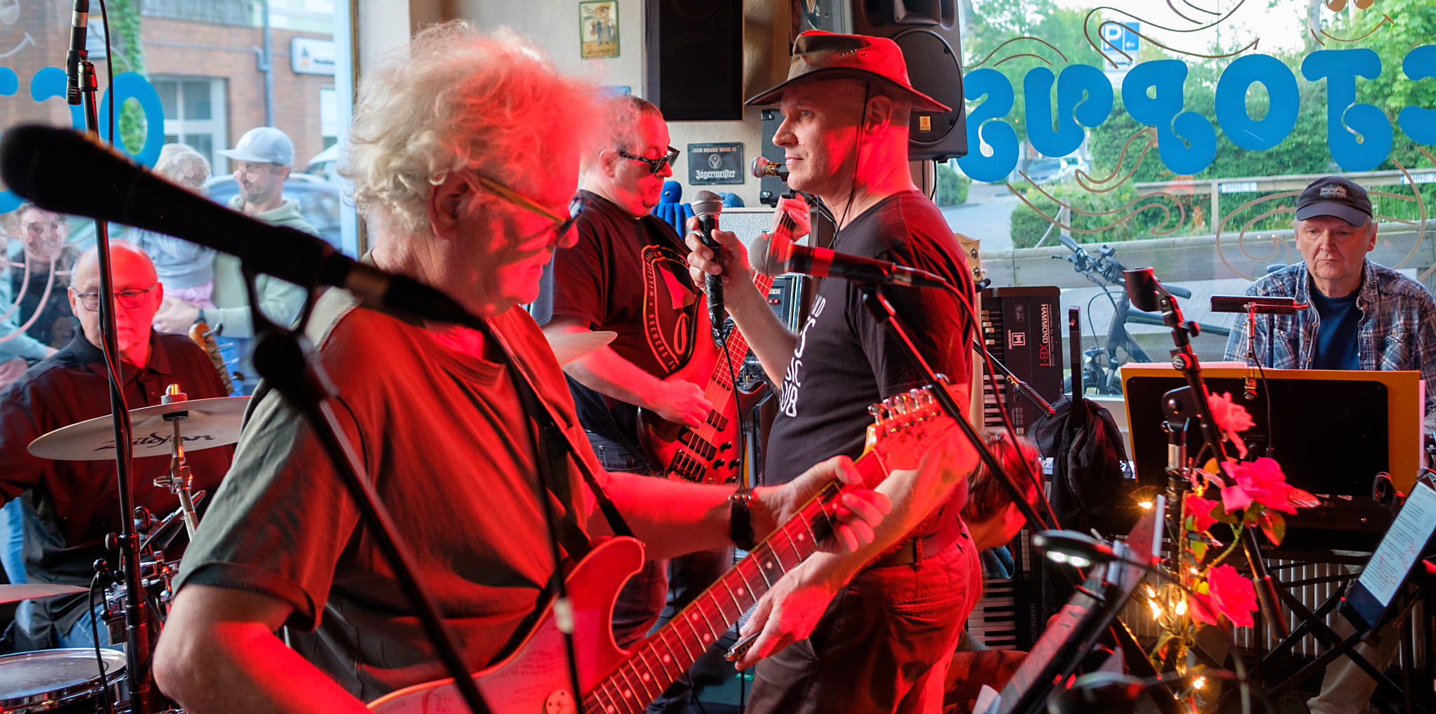 die Band im "Glaskasten"