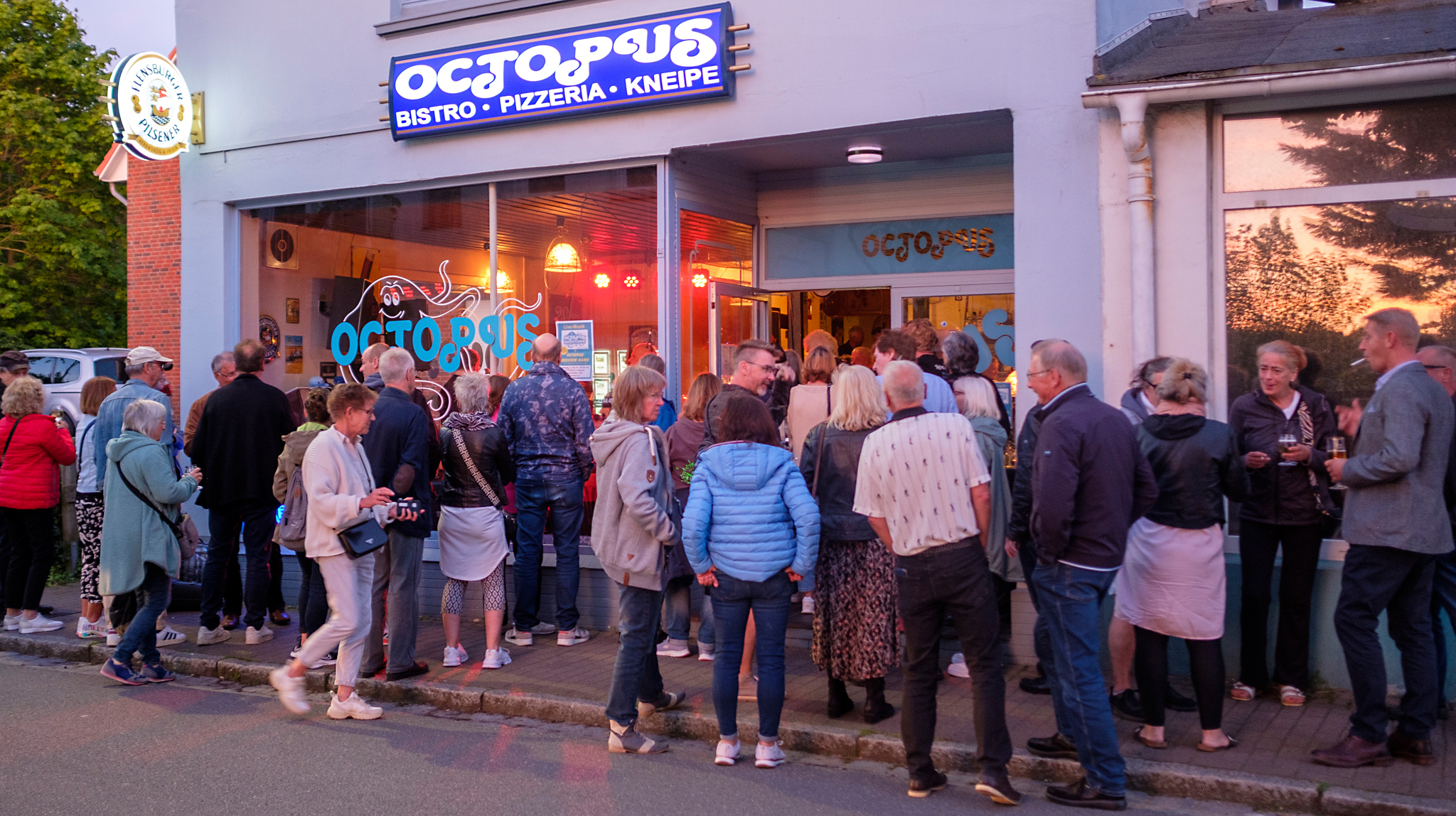 Zuschauer und -hörer vor dem Octopus