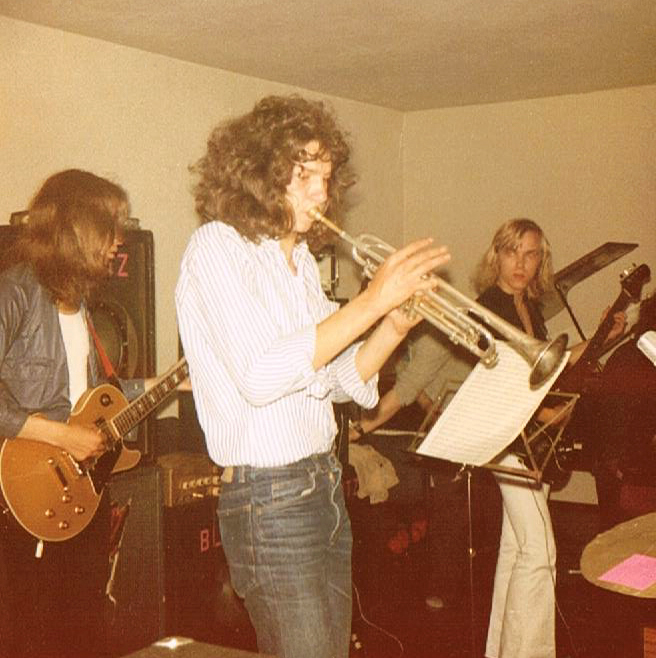 1974 - Jochen (Gitarre), Jo (Trompete), Bernd Dreessen (Bass), BLURTZ-Auftritt im Gemeindehaus Büsum