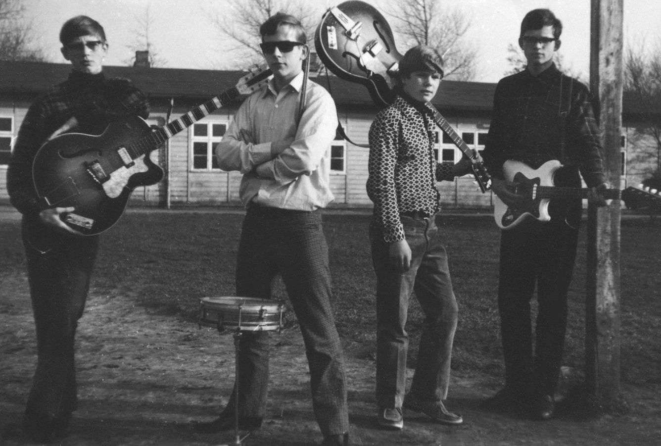 Dieter Seidel (2. von rechts) mit der Band Beatroots 1968 vor der Bio-Baracke in Büsum