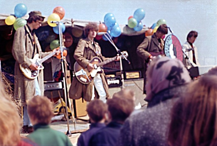 Dieter Seidel 1970 mit der Band "YMIR" am Jugendstrand in Büsum